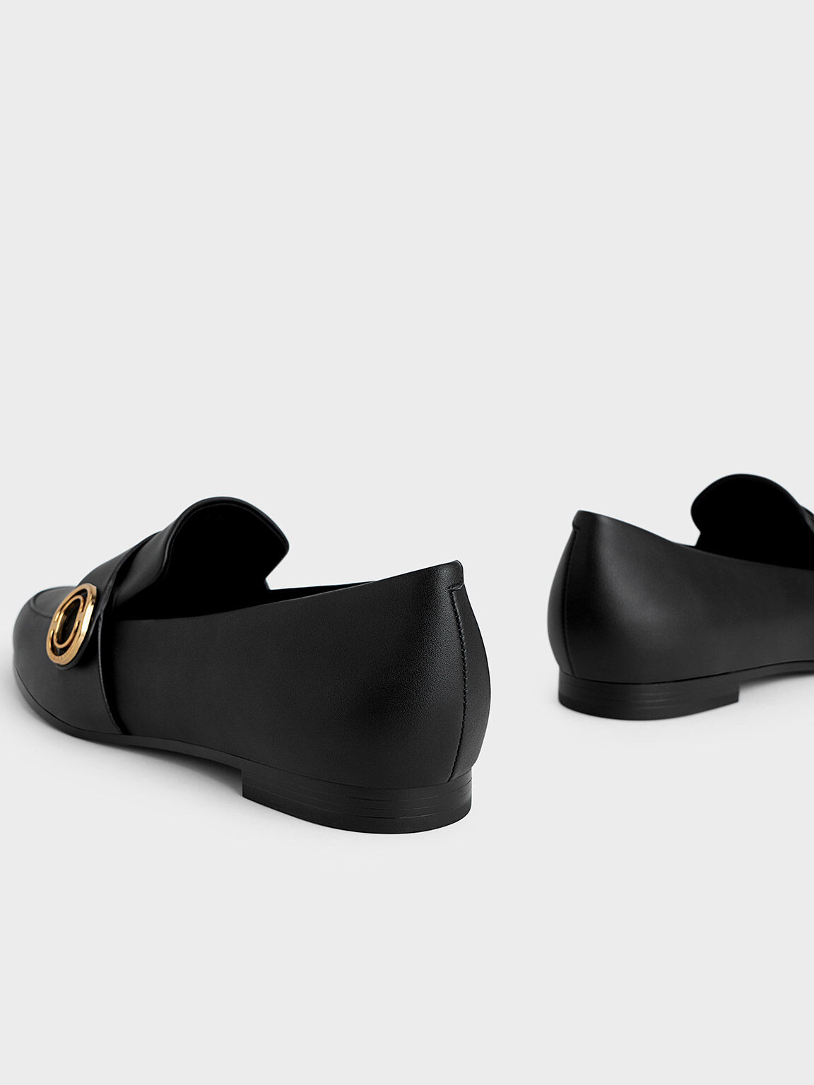 حذاء لوفر مع مقدمة بيضاوية وتوكة معدن, أسود, hi-res