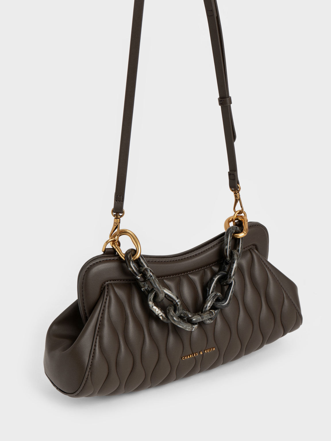حقيبة إيفا بتصميم كلاتش وذراع أكريليك, بني غامق, hi-res
