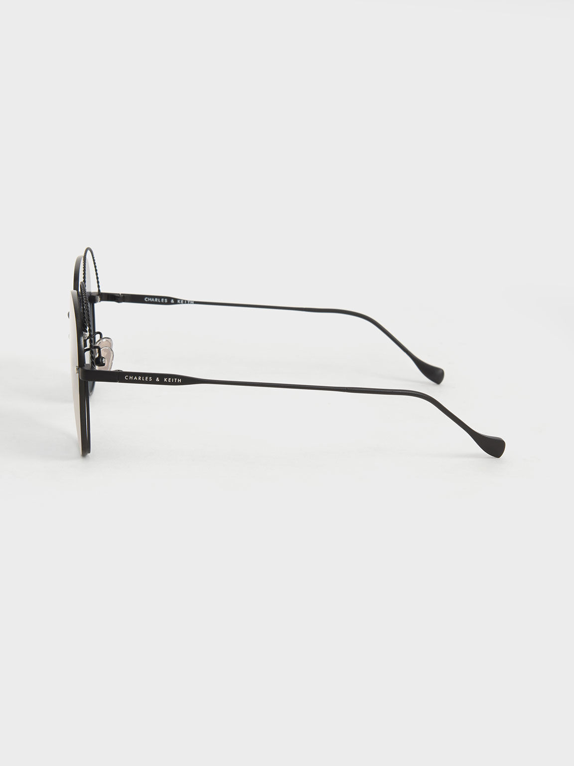 نظارة شمسية بإطار على شكل فراشة بتصميم مفرغ وبعدسات متعددة الألوان, أسود مطفي, hi-res