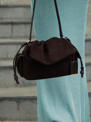 شنطة يد كاي بغطاء مزموم وجيب جانبي من شامواه معاد تدويره, بني غني كالإسبريسو, hi-res