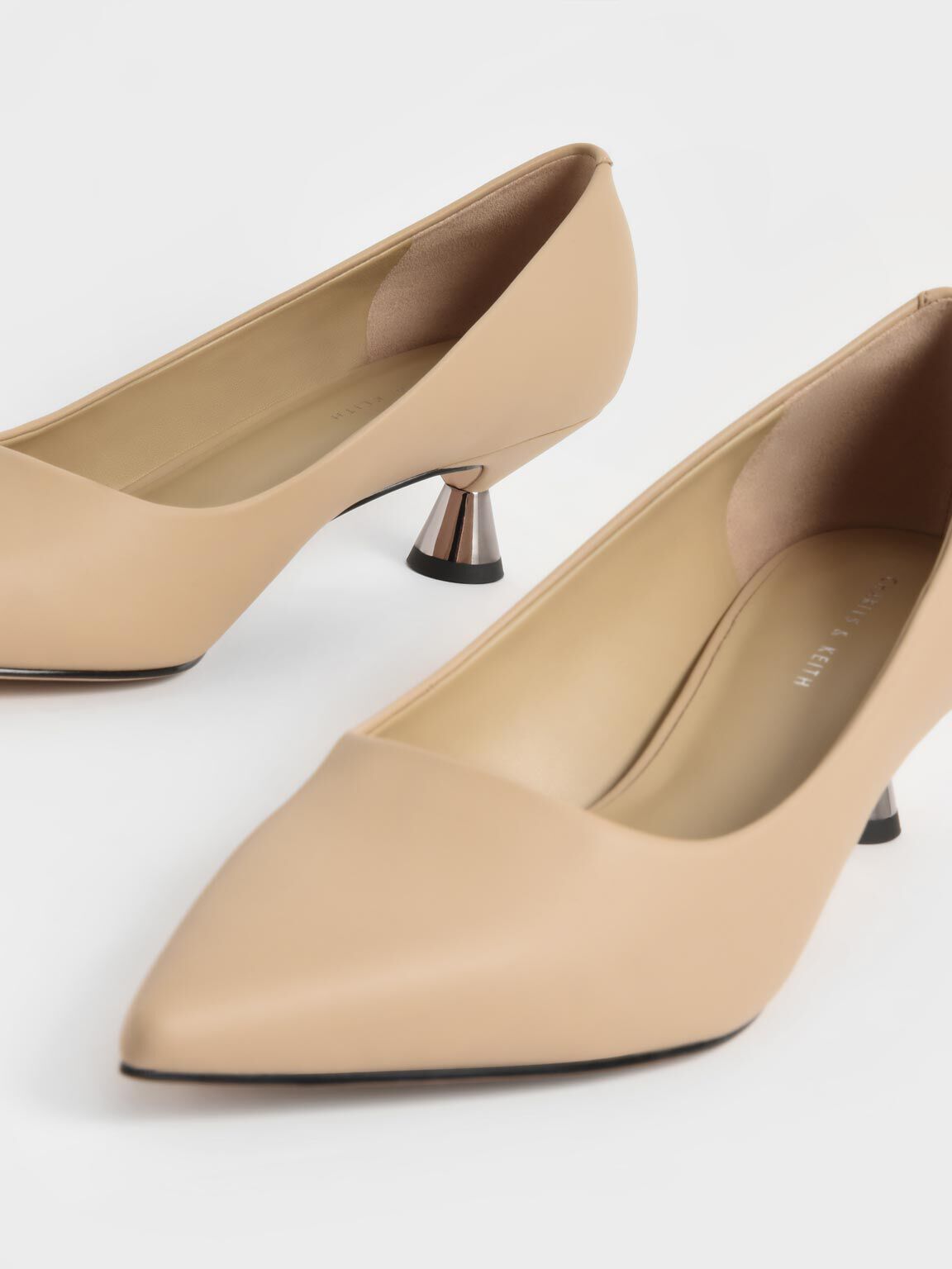 Beige new arrivals shoes pumps