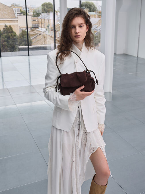 شنطة يد كاي بغطاء مزموم وجيب جانبي من شامواه معاد تدويره, بني غني كالإسبريسو, hi-res