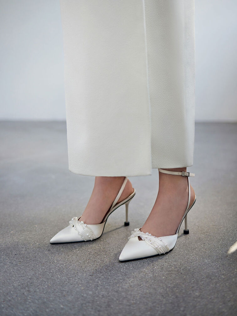 حذاء بامب من الساتان مطرز مع حزام كاحل, أبيض, hi-res