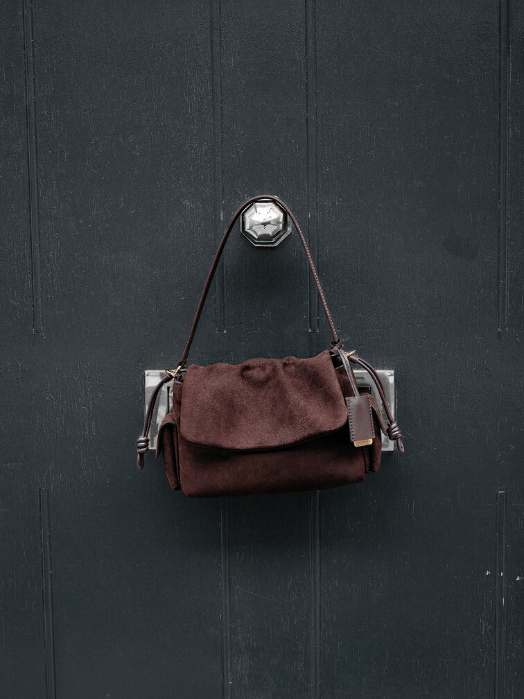 شنطة يد كاي بغطاء مزموم وجيب جانبي من شامواه معاد تدويره, بني غني كالإسبريسو, hi-res