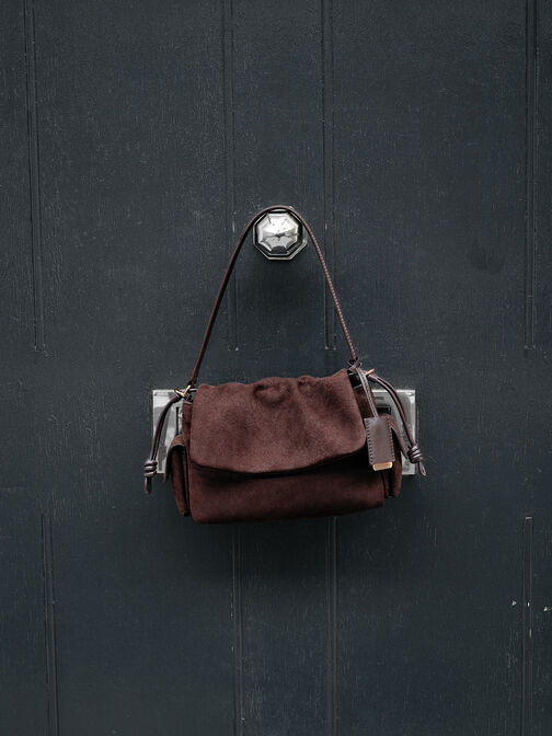 شنطة يد كاي بغطاء مزموم وجيب جانبي من شامواه معاد تدويره, بني غني كالإسبريسو, hi-res