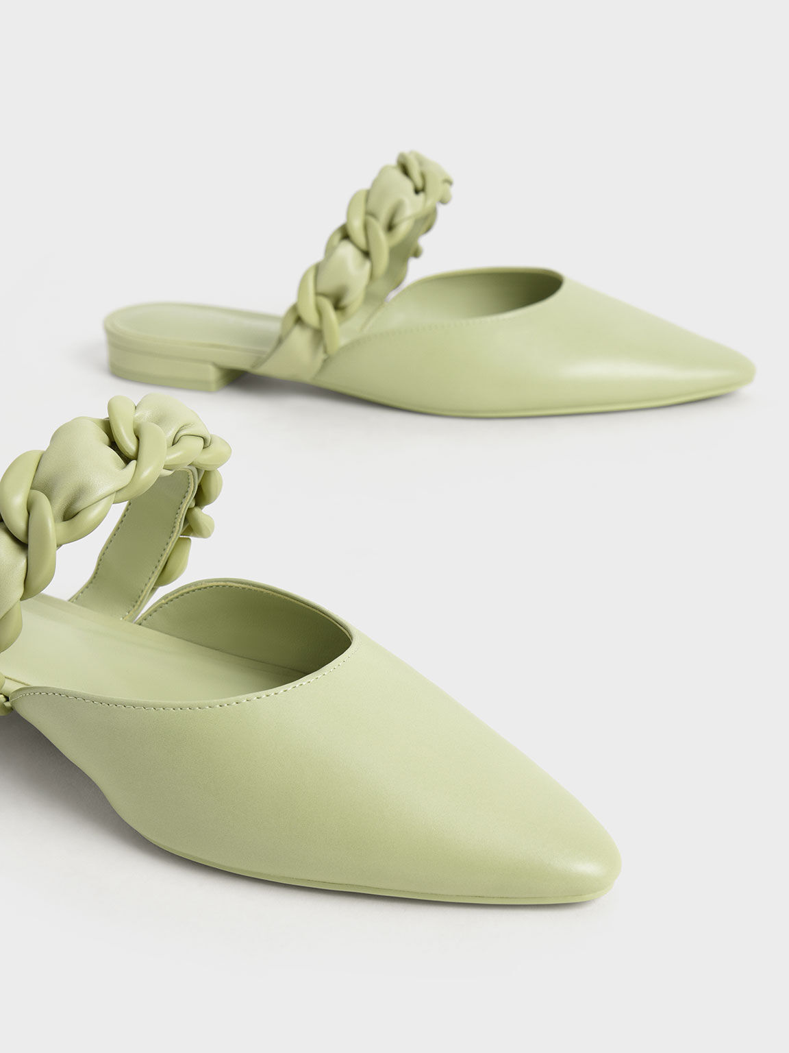 حذاء ميول مسطح مزين بسلسلة بتصميم مضفر, اخضر غامق, hi-res