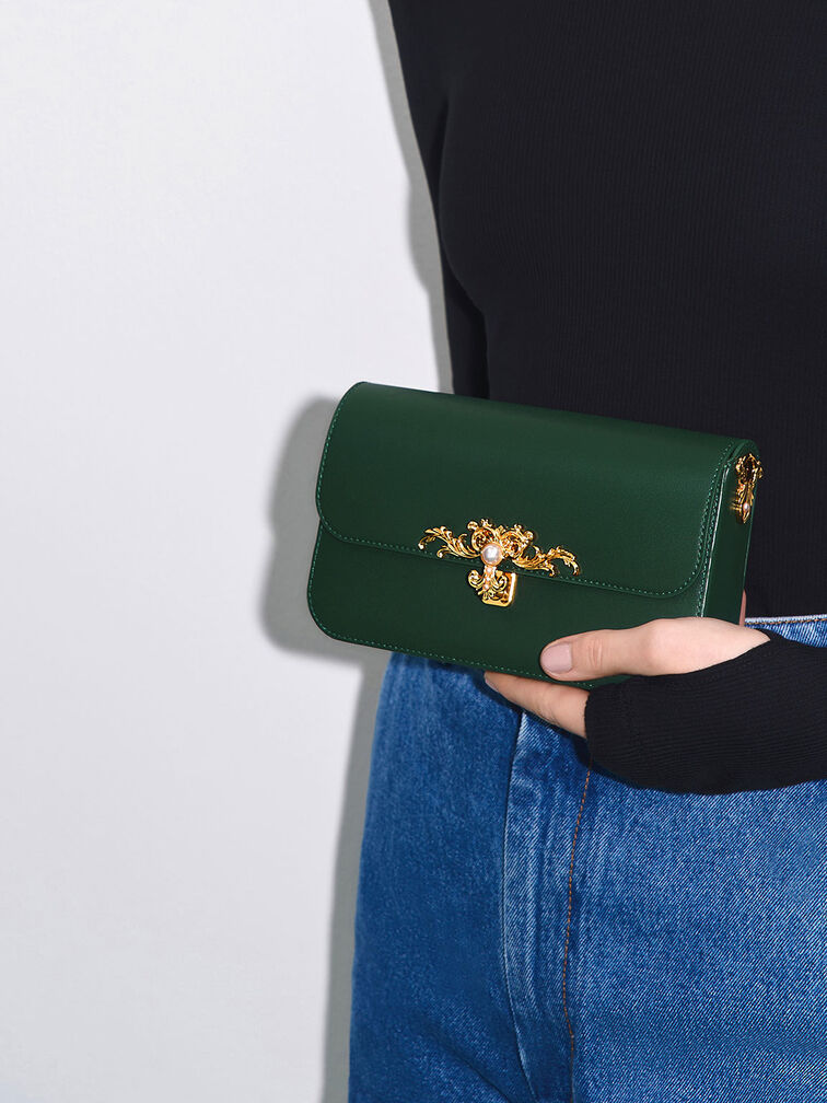 حقيبة كلاتش ميريال مع حلية معدنية, أخضر غامق, hi-res