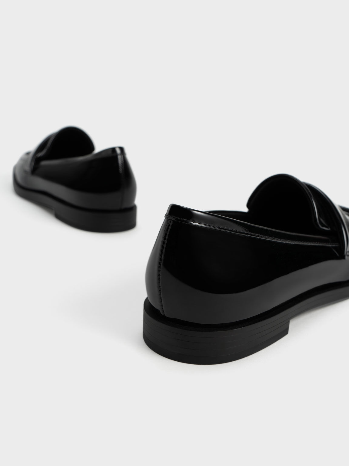حذاء لوفر مع مقدمة مربعة وجلد لامع, أسود, hi-res