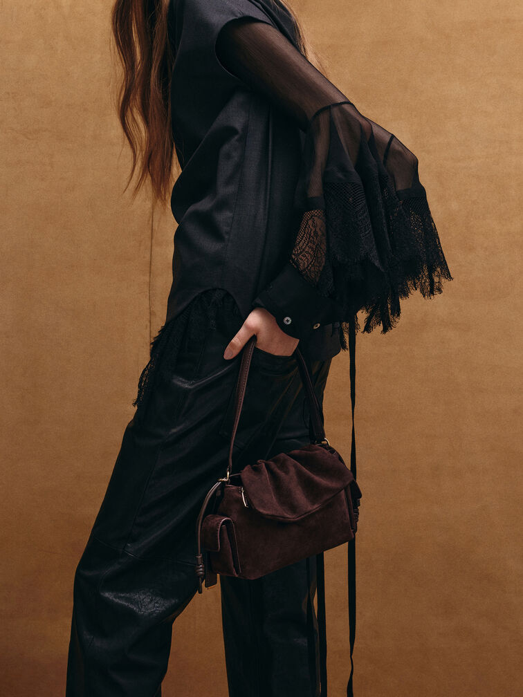 شنطة يد كاي بغطاء مزموم وجيب جانبي من شامواه معاد تدويره, بني غني كالإسبريسو, hi-res