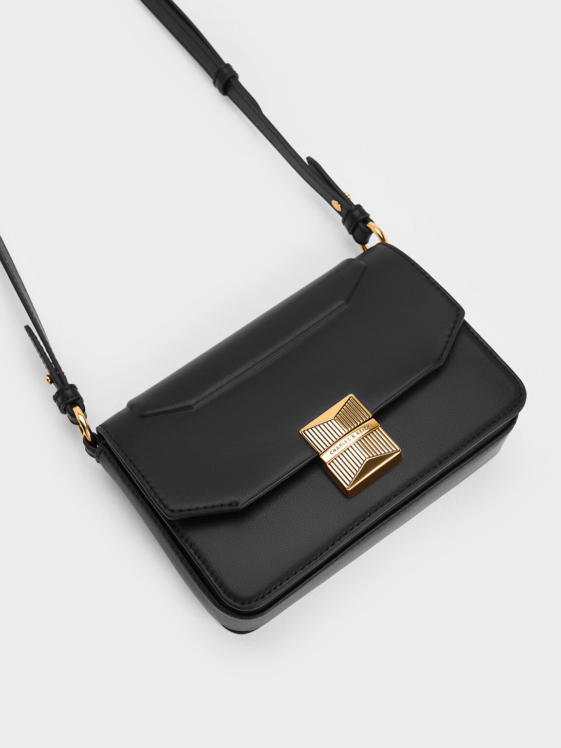 حقيبة كاليندا مربعة مع حلية معدنية, أسود, hi-res