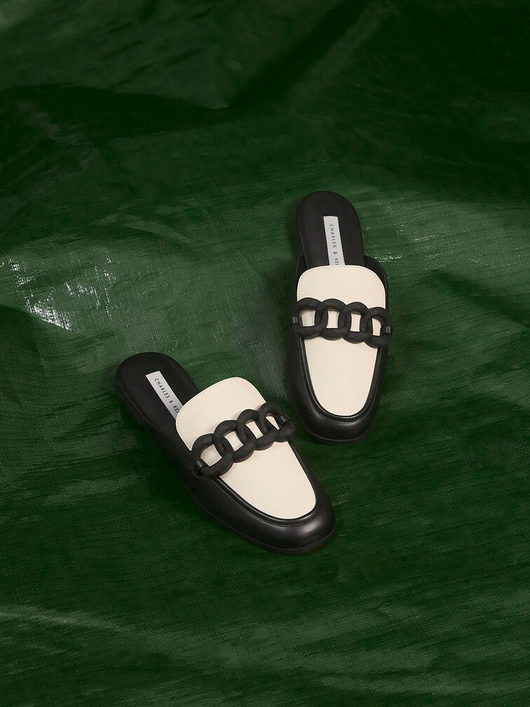 حذاء مسطح بلونين ومزين بسلسلة سميكة, أسود, hi-res