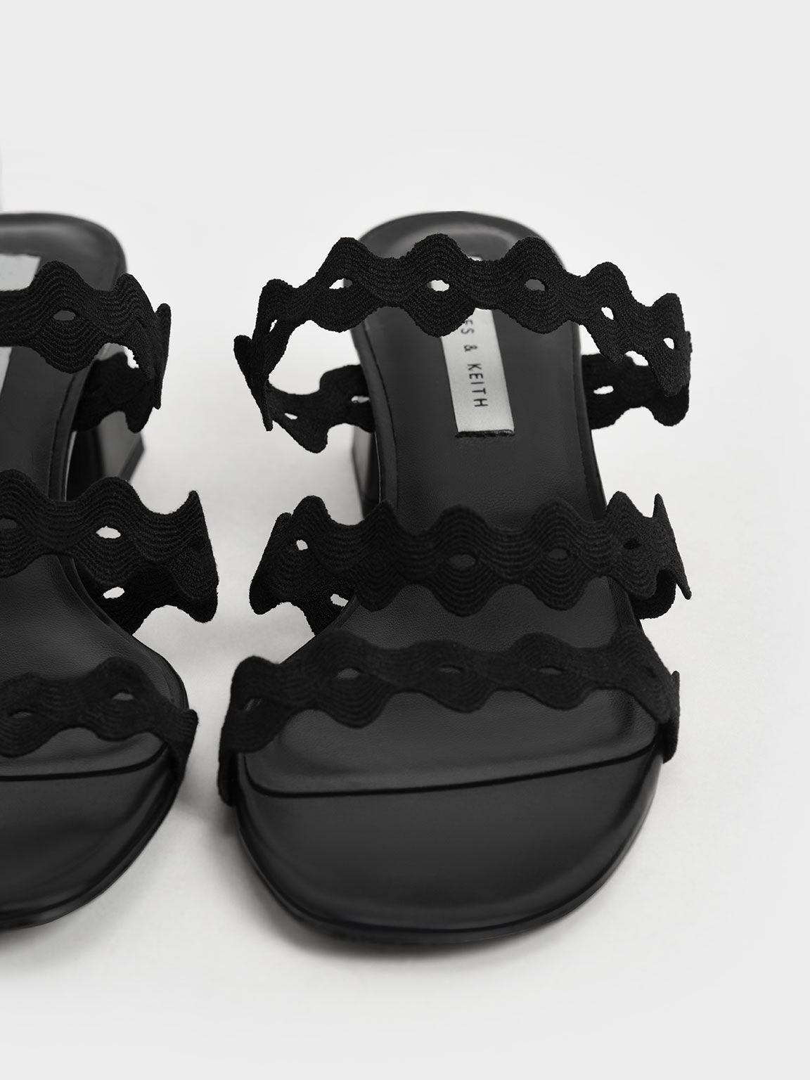 حذاء ميول من النسيج المضلع بأشرطة متعرجة صدفية الشكل, أسود, hi-res