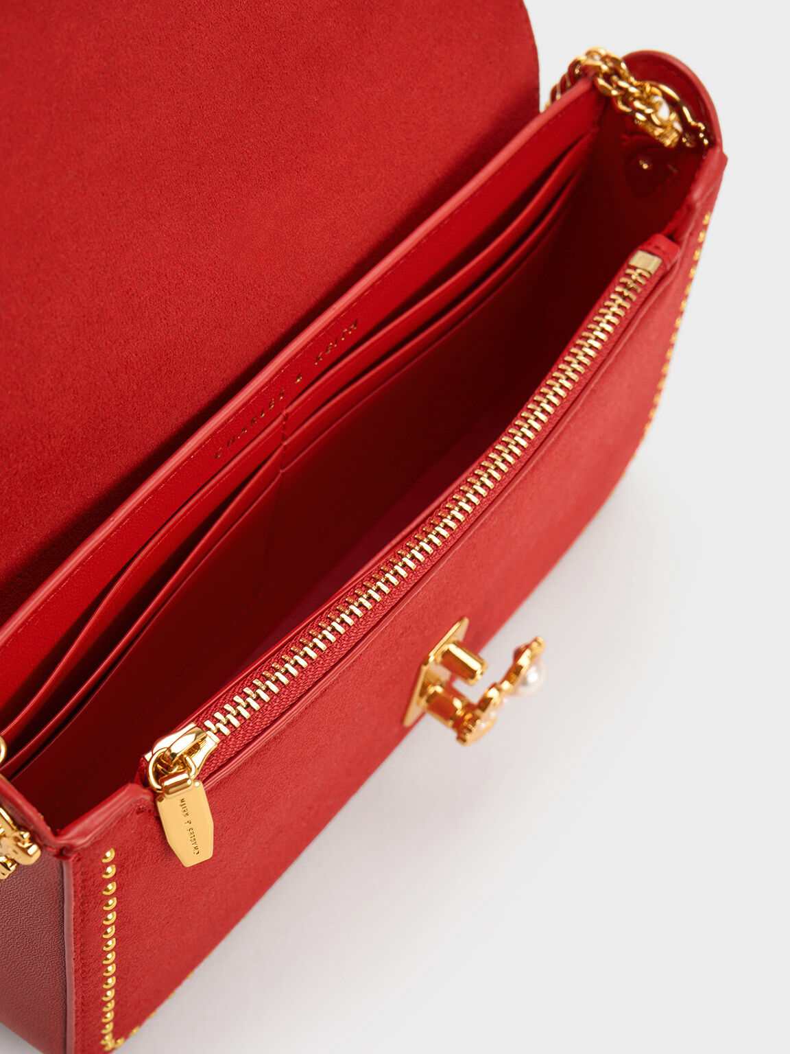 حقيبة كلاتش ميريال مطرزة مع حلية معدنية, أحمر, hi-res