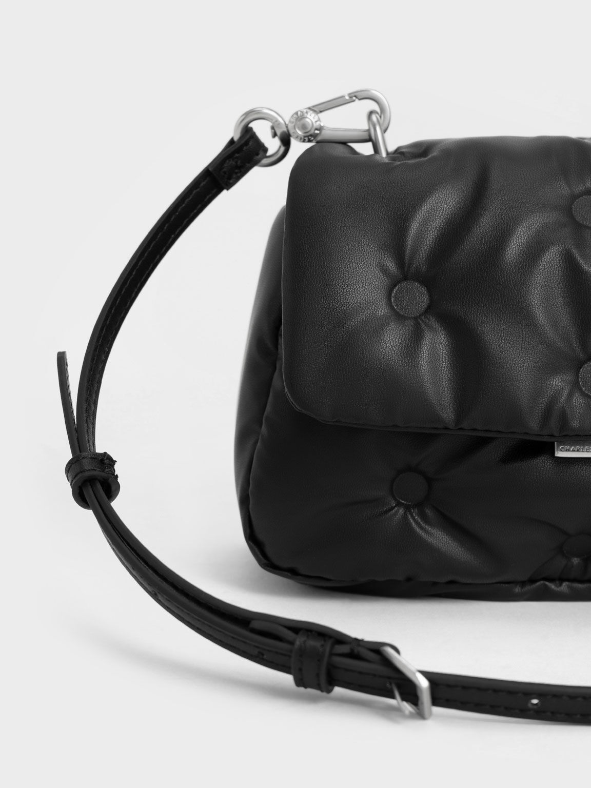 حقيبة كتف "كوي" مبطنة بذراع سلسلة, أسود, hi-res