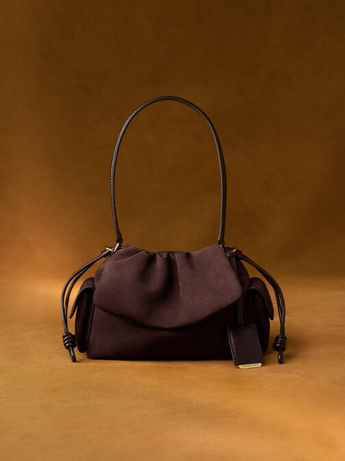 شنطة يد كاي بغطاء مزموم وجيب جانبي من شامواه معاد تدويره, بني غني كالإسبريسو, hi-res