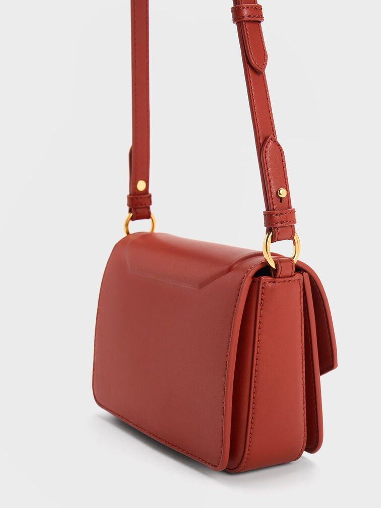 حقيبة كاليندا مربعة مع حلية معدنية, احمر غامق, hi-res