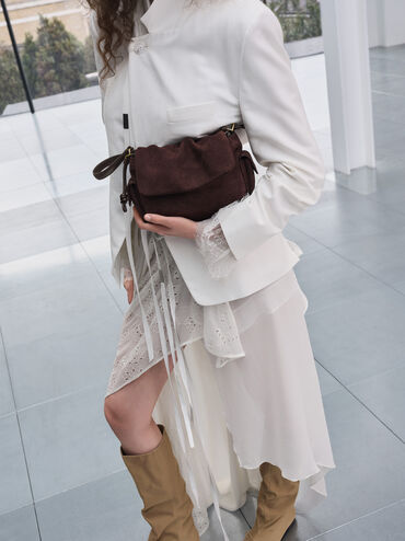 شنطة يد كاي بغطاء مزموم وجيب جانبي من شامواه معاد تدويره, بني غني كالإسبريسو, hi-res