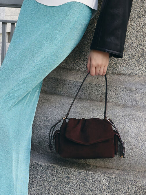 شنطة يد كاي بغطاء مزموم وجيب جانبي من شامواه معاد تدويره, بني غني كالإسبريسو, hi-res