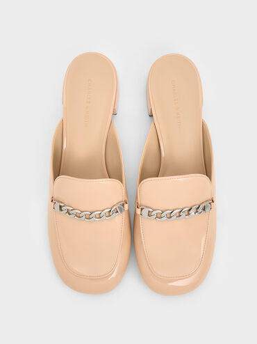 صندل أنيق مغلق من الأمام مصنوع من جلد لامع ومزين بسلسلة, لون البشرة الطبيعي, hi-res