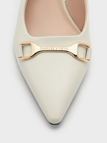 حذاء ليزلي بكعب عالٍ وتصميم سلينجباك مفتوح الظهر مزين بحلية معدنية, أبيض طباشيري, hi-res