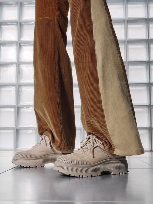 حذاء سنيكرز بلاتفورم بنعل مخطط من شامواه صناعي دارا, بيج, hi-res