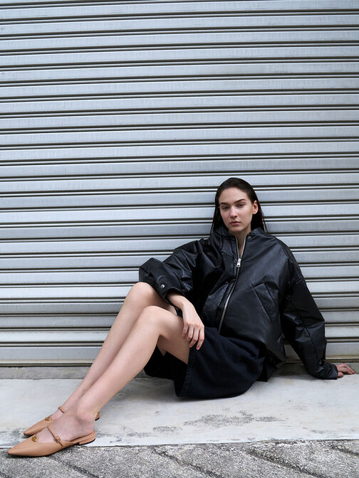 حذاء ماري جين مفتوح من الخلف بمقدمة مدببة وإكسسوار معدني, لون البشرة الطبيعي, hi-res