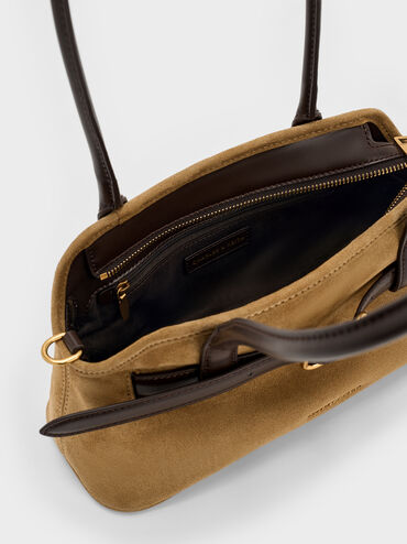 شنطة كتف فيكتوريا من جلد شامواه معاد تدويره بحزام, رملي ذهبي هاديء, hi-res