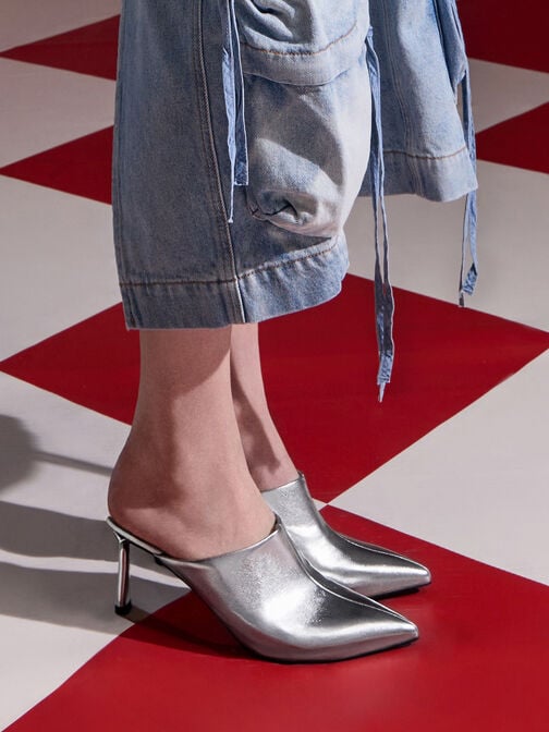 حذاء ميول بكعب عالٍ ومقدمة مدببة ومظهر معدني وحافة علوية تغطي مشط القدم, فضي, hi-res