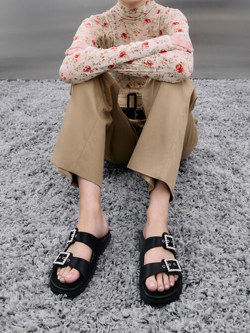 صندل بحزام مزدوج من البوليستر المعاد تدويره مع إبزيم مرصع, أسود خشن, hi-res