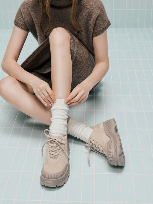 حذاء سنيكرز بلاتفورم بنعل مخطط من شامواه صناعي دارا, بيج, hi-res