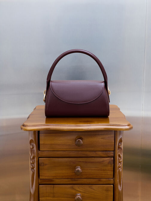 حقيبة كايلا بمقبض علوي وغطاء أمامي أنيق, أحمر توتي فاخر, hi-res