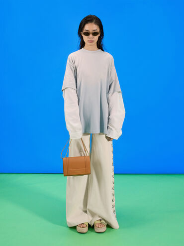 حقيبة الكتف شاليا بسلسلتها المعدنية الأنيقة, بني محمر, hi-res