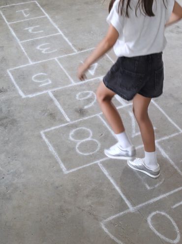 حذاء رياضي للبنات برقبة منخفضة مصنوع من الجلد السويدي الصناعي لون معدني, فضي, hi-res