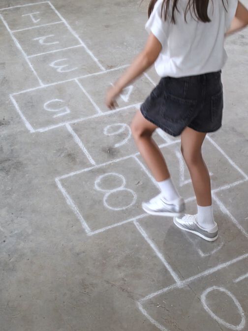 حذاء رياضي للبنات برقبة منخفضة مصنوع من الجلد السويدي الصناعي لون معدني, فضي, hi-res