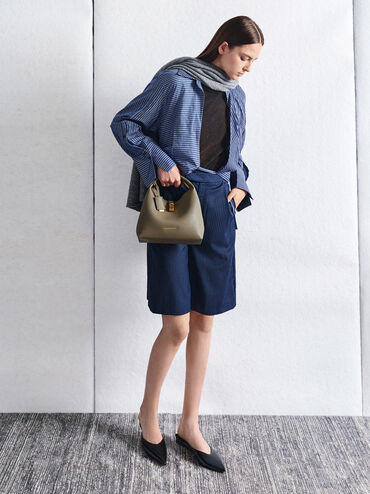 حقيبة باكت (دلو) تشانس بقفل دوار من الجلد المعاد تدويره, زيتي غامق, hi-res