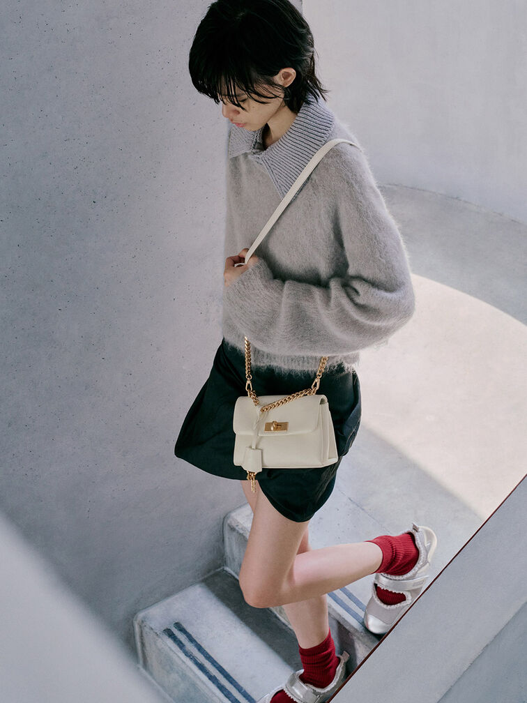 حقيبة كروس بودي كيري بحجم ميني ومقبض على شكل سلسلة, كريم, hi-res