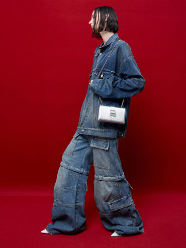 حقيبة معدنية مزينة بحزام ومقبض سلسلة وإبزيم كريستالي, فضي, hi-res