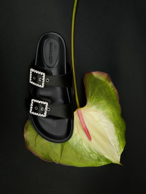 صندل بحزام مزدوج من البوليستر المعاد تدويره مع إبزيم مرصع, أسود خشن, hi-res