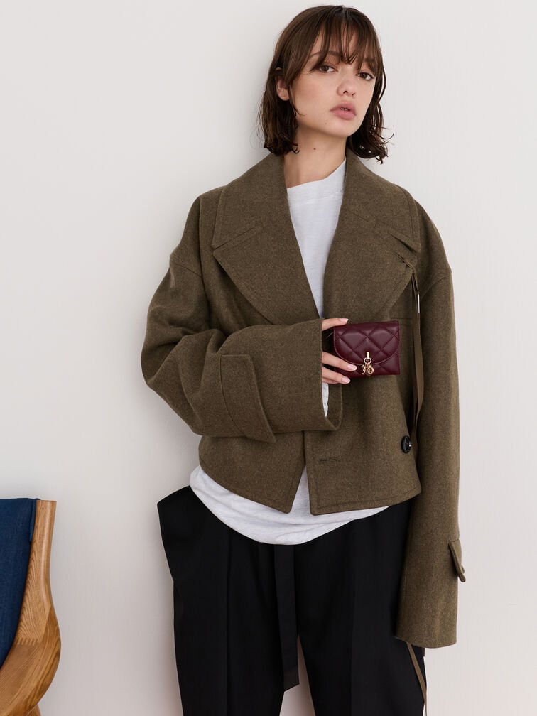 محفظة آرييتي مبطنة بتطريز مزودة بقطعة جمالية على شكل قلب وفيونكة، وغطاء علوي منحني., أحمر توتي فاخر, hi-res