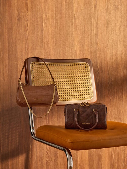 شنطة كتف السبيث بسلسلة, بني داكن بنقشة تمساح, hi-res