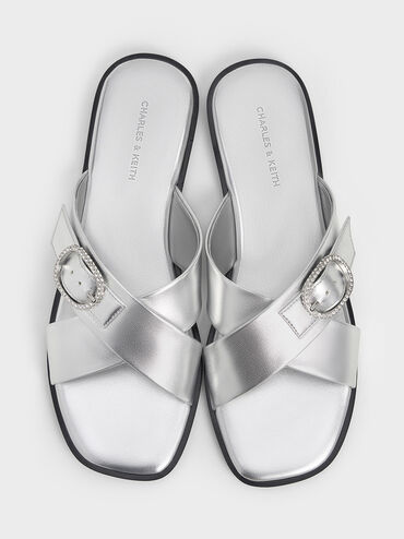 صندل بحزام متقاطع بلمسة معدنية ومزين بإبزيم كريستالي, فضي, hi-res