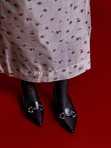 حذاء بكعب كلاسيكي عريض ومقدمة مدببة مزين بحليات معدنية, أسود, hi-res