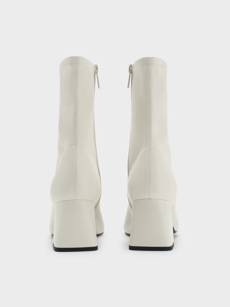 حذاء برقبة بوتس جولي بكعب عالٍ بلمسة معدنية ومائل, أبيض طباشيري, hi-res