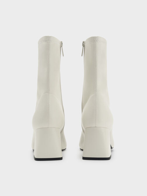 حذاء برقبة بوتس جولي بكعب عالٍ بلمسة معدنية ومائل, أبيض طباشيري, hi-res