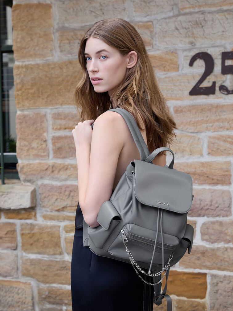 حقيبة ظهر منتفخة من النايلون مزينة بسلسلة معدنية, رمادي, hi-res