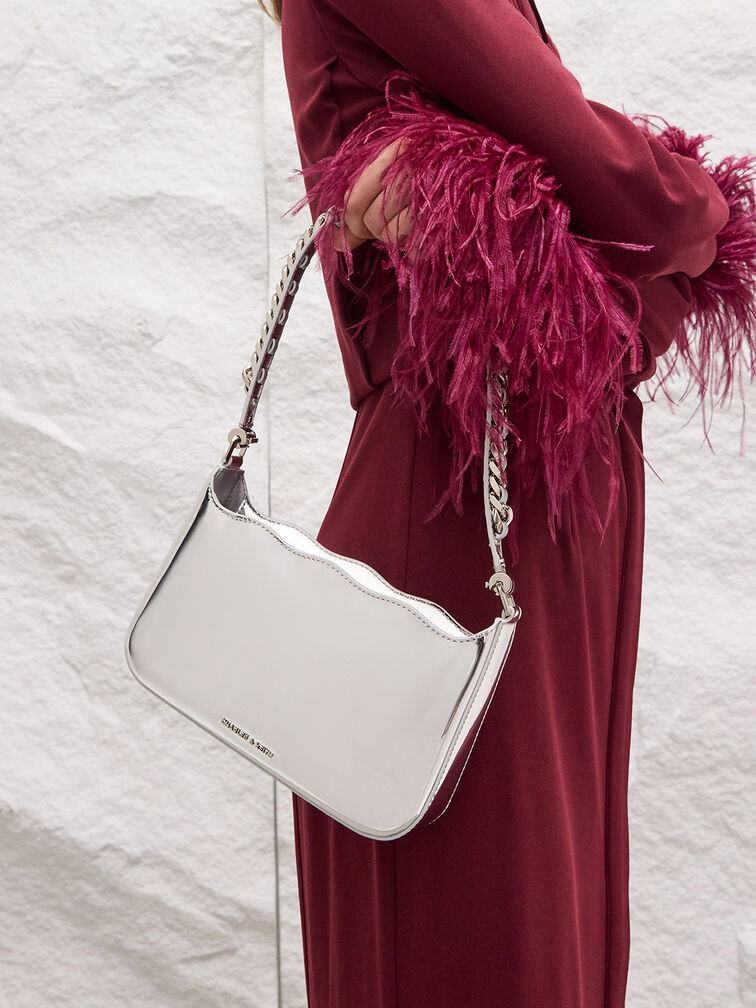 حقيبة كتف بتصميم مموج ومظهر معدني ومقبض مضفر مزين بسلسلة, فضي, hi-res