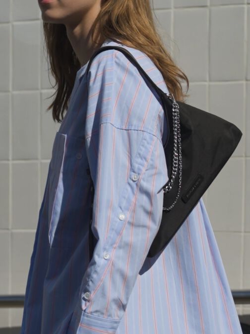 حقيبة كتف من النايلون بتصميم شبه منحرف مزين بسلسلة معدنية, أسود كلاسيكي, hi-res