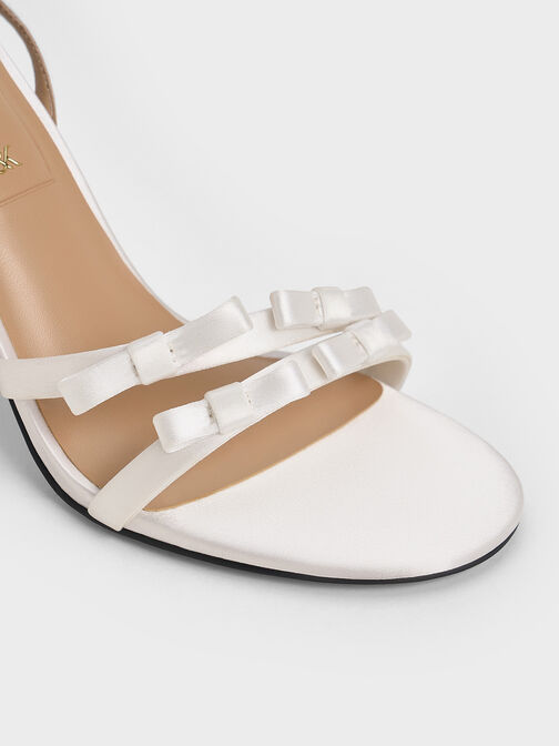 صندل جيسي من البوليستر المعاد تدويره بكعب ستيليتو وحزام حول الكاحل مزين بفيونكة, أبيض, hi-res