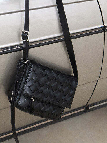 حقيبة كروس بودي إيفيت بتصميم منسوج وغطاء أمامي, أسود كلاسيكي, hi-res