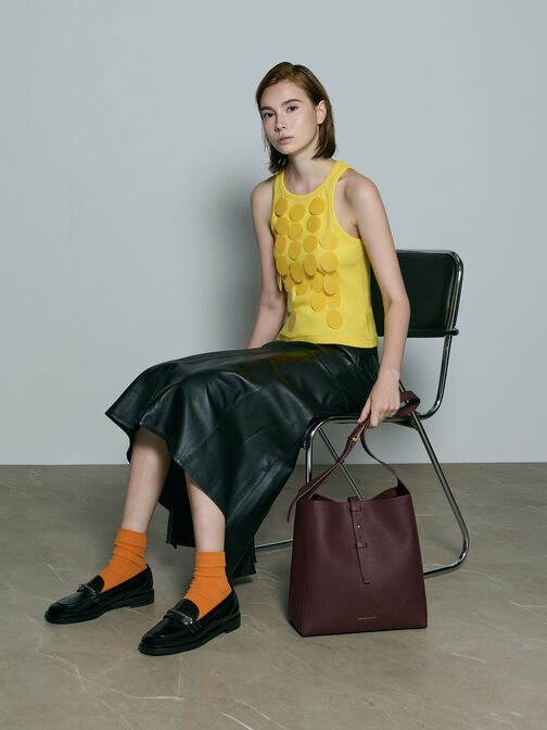 شنطة هوبو بريل بجلد معاد تدويره وحزام, أحمر توتي فاخر, hi-res